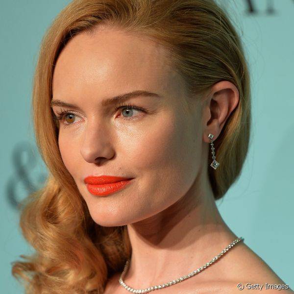 O batom laranja, sucesso durante os principais desfiles de moda, foi a escolha de Kate Bosworth para colorir o visual usado em evento em Nova York em abril